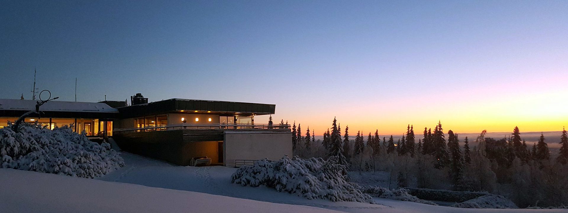 vinteromgivelser og kveld på Voksenåsen