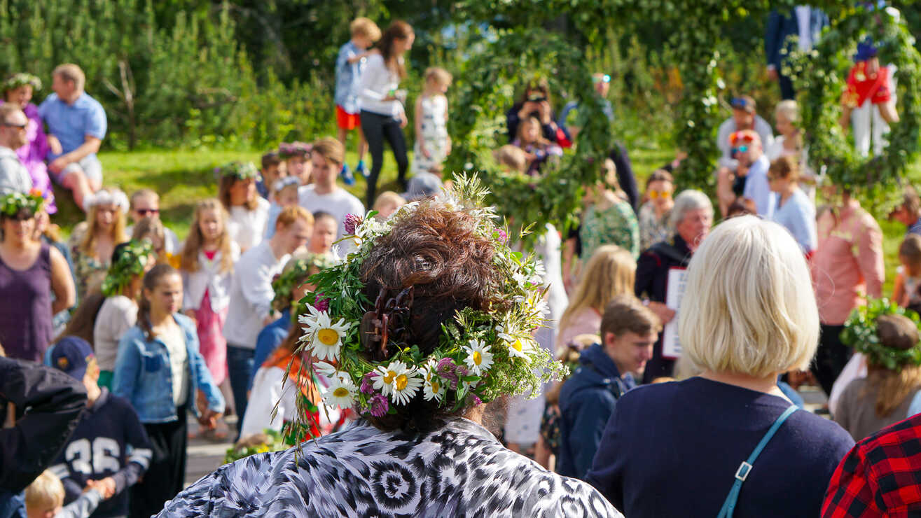 Festdeltakere på midtsommerfeiring