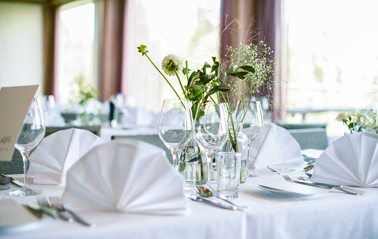 Pådekket bord til bryllup med blomster