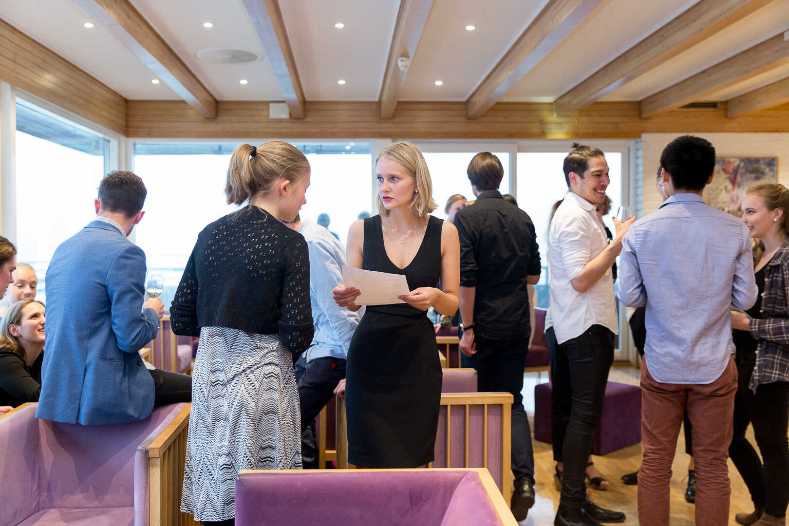 Konferansegjester inne hos Voksenåsen
