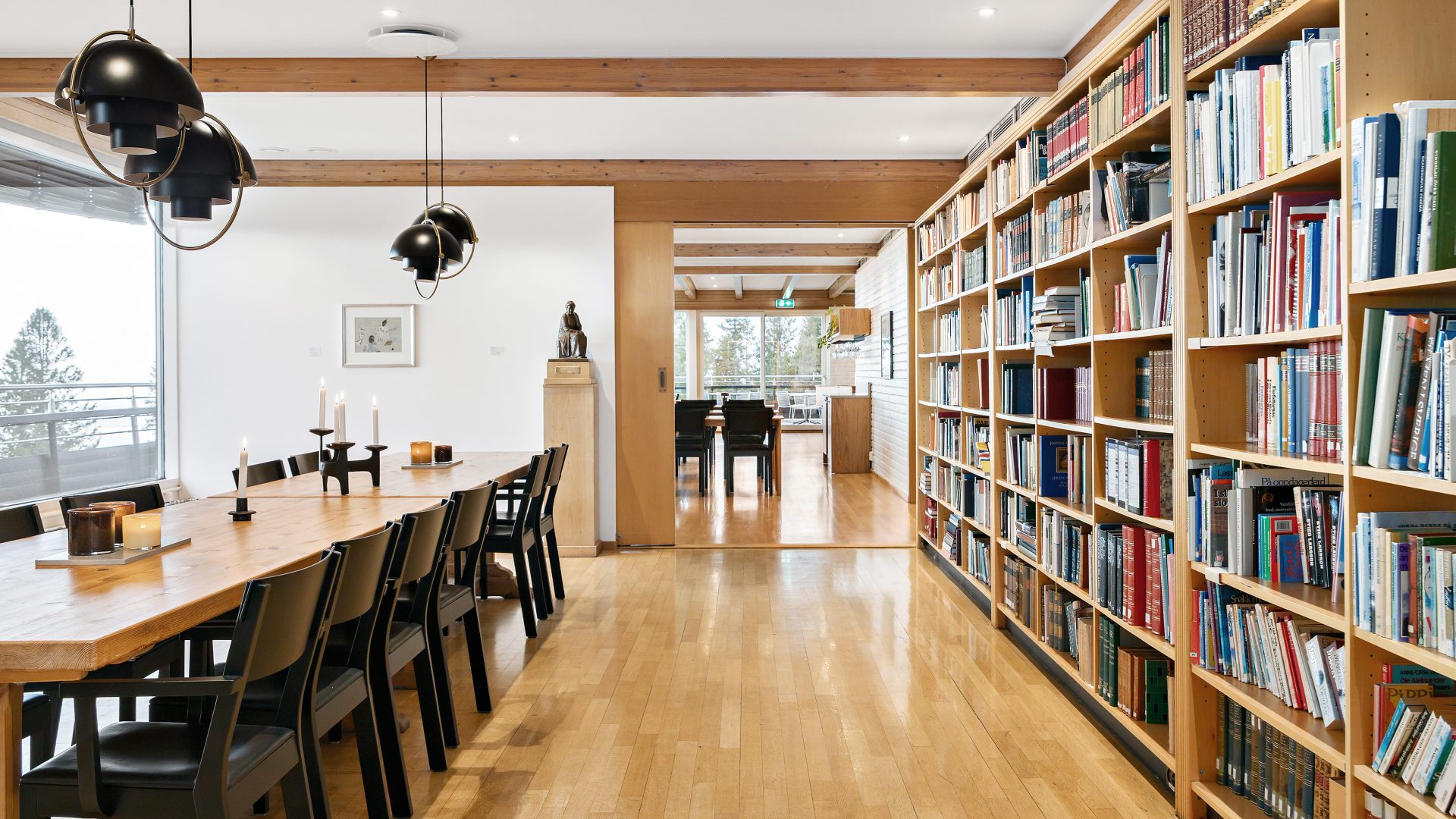 Bibliotek på Voksenåsen med bøker og sitteplasser