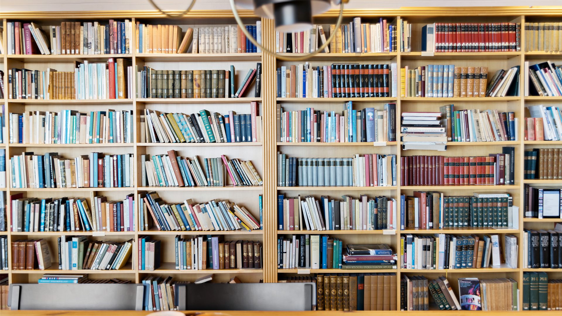 Bøker i biblioteket på Voksenåsen