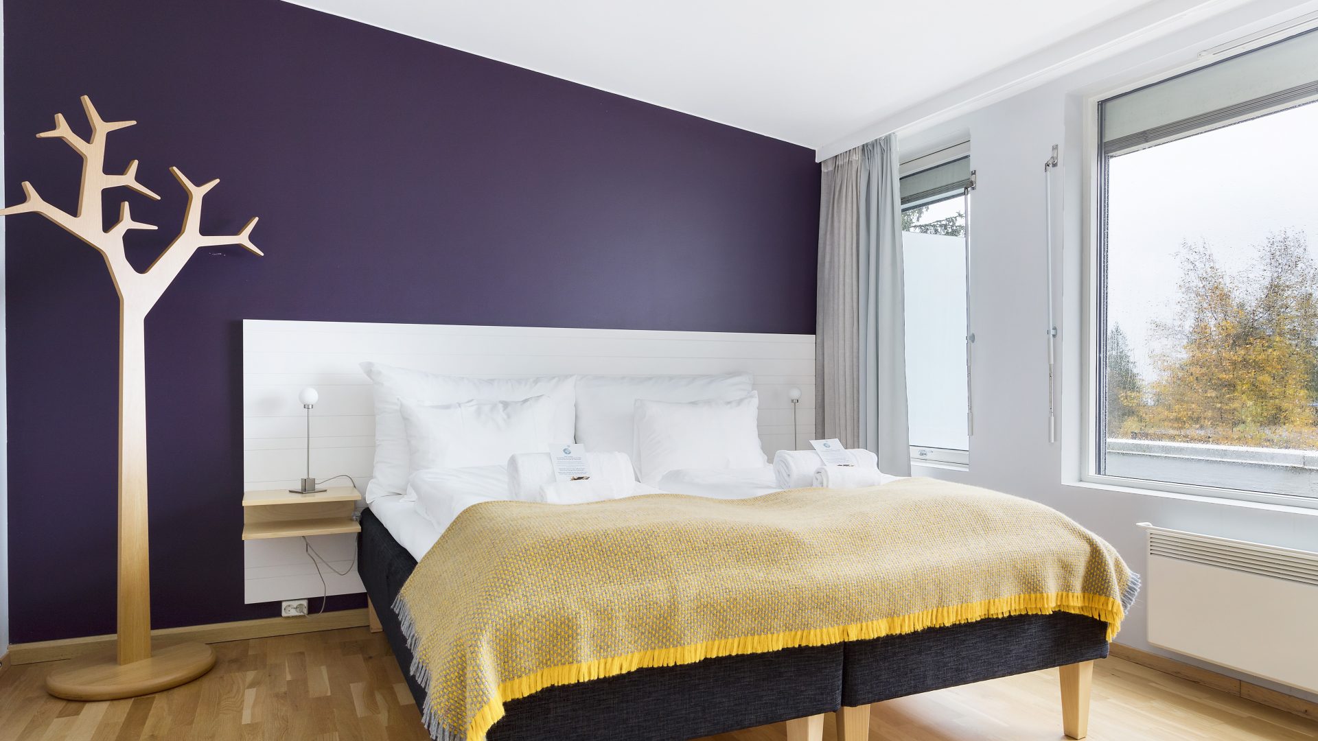 Bilde av en seng i et hotellrom på Voksenåsen