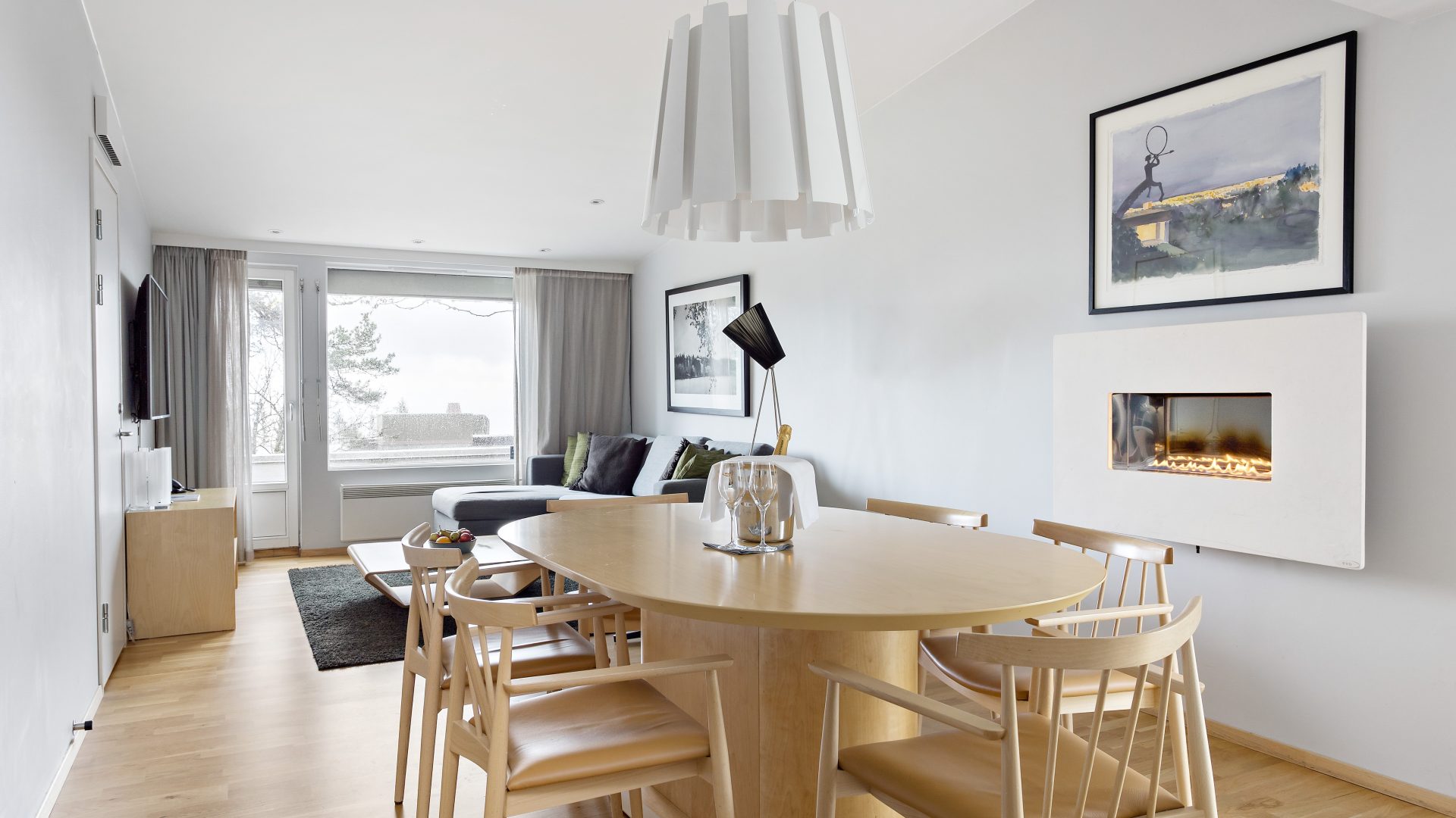Bilde av et hotellrom på Voksenåsen med spisebord og peis