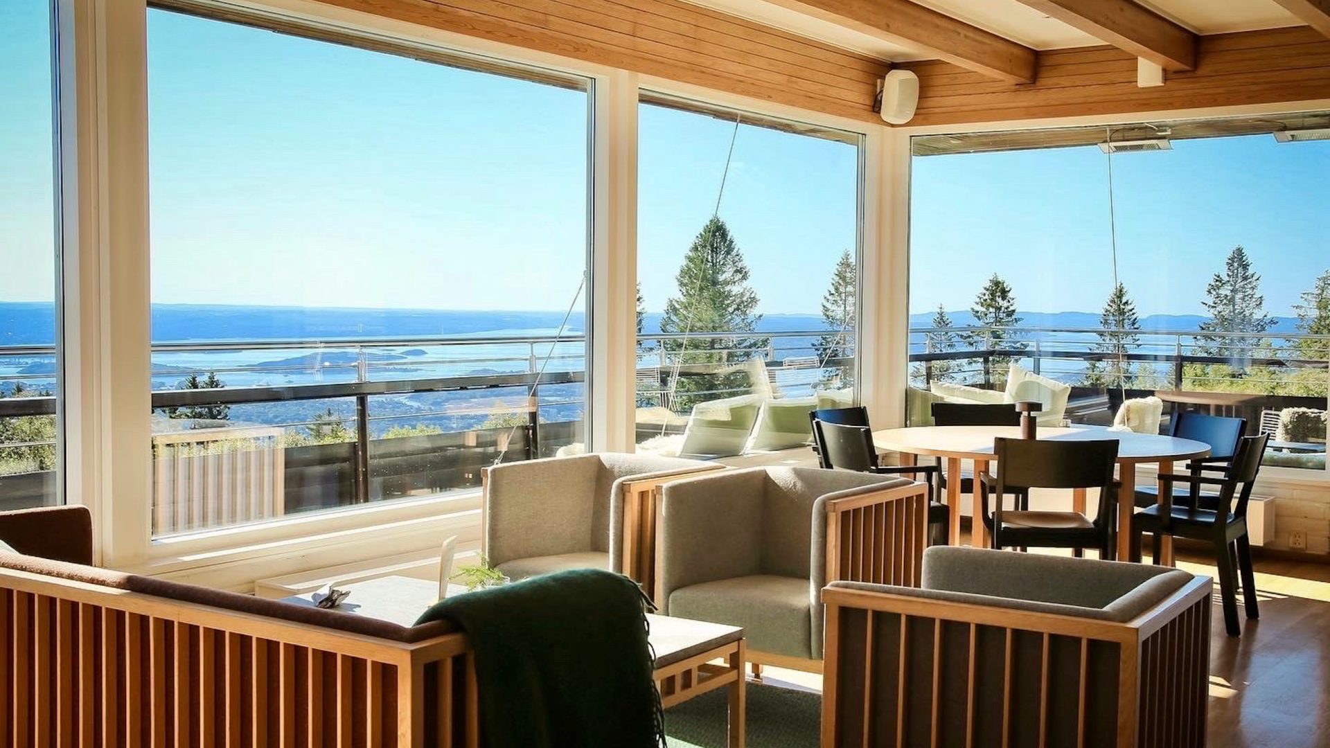 Salongen på Voksenåsen med stoler, bord og sofa